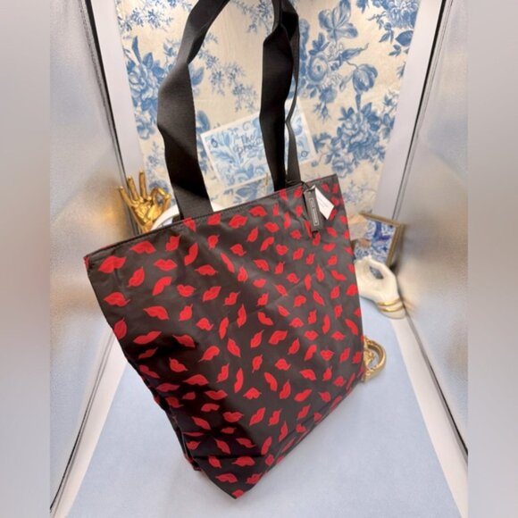 🆕 LULU GUINNESS 🧿 NWT Hand Painted Lips Nylon Zip Tote - Picture 2 of 11